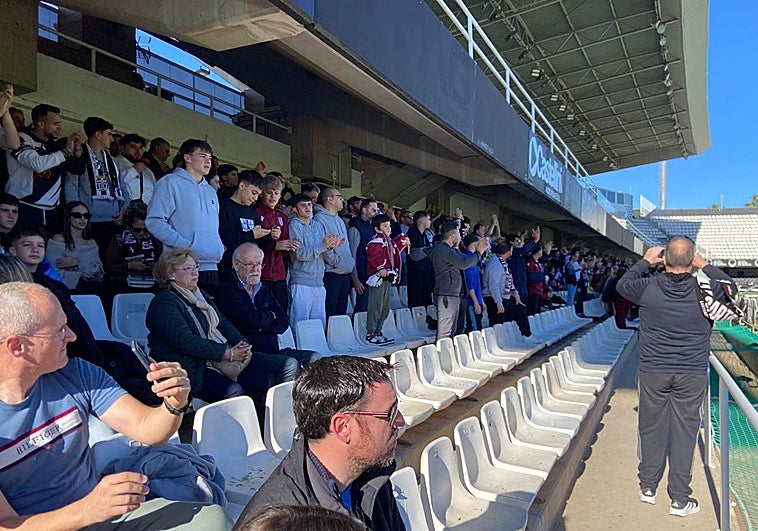 La afición anima a los jugadores en el Cartagonova este domingo.