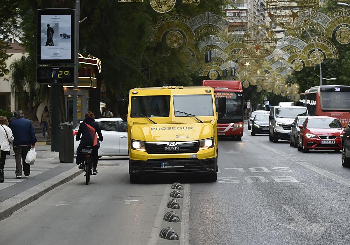 Un furgón de recogida de dinero, detenido en la Gran Vía, ocupando parte de los carriles bus y bici que recorren esta avenida.