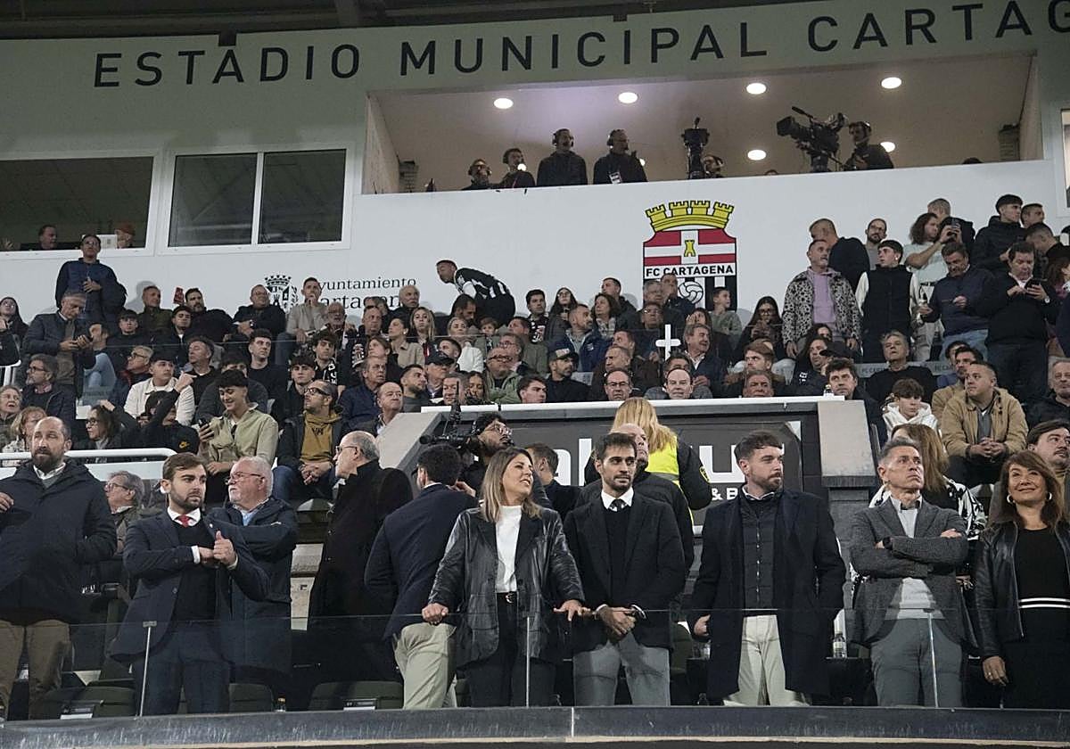 Palco presidencial del Cartagonova, con Noelia Arroyo y Alejandro Arribas, al centro, en primer plano.