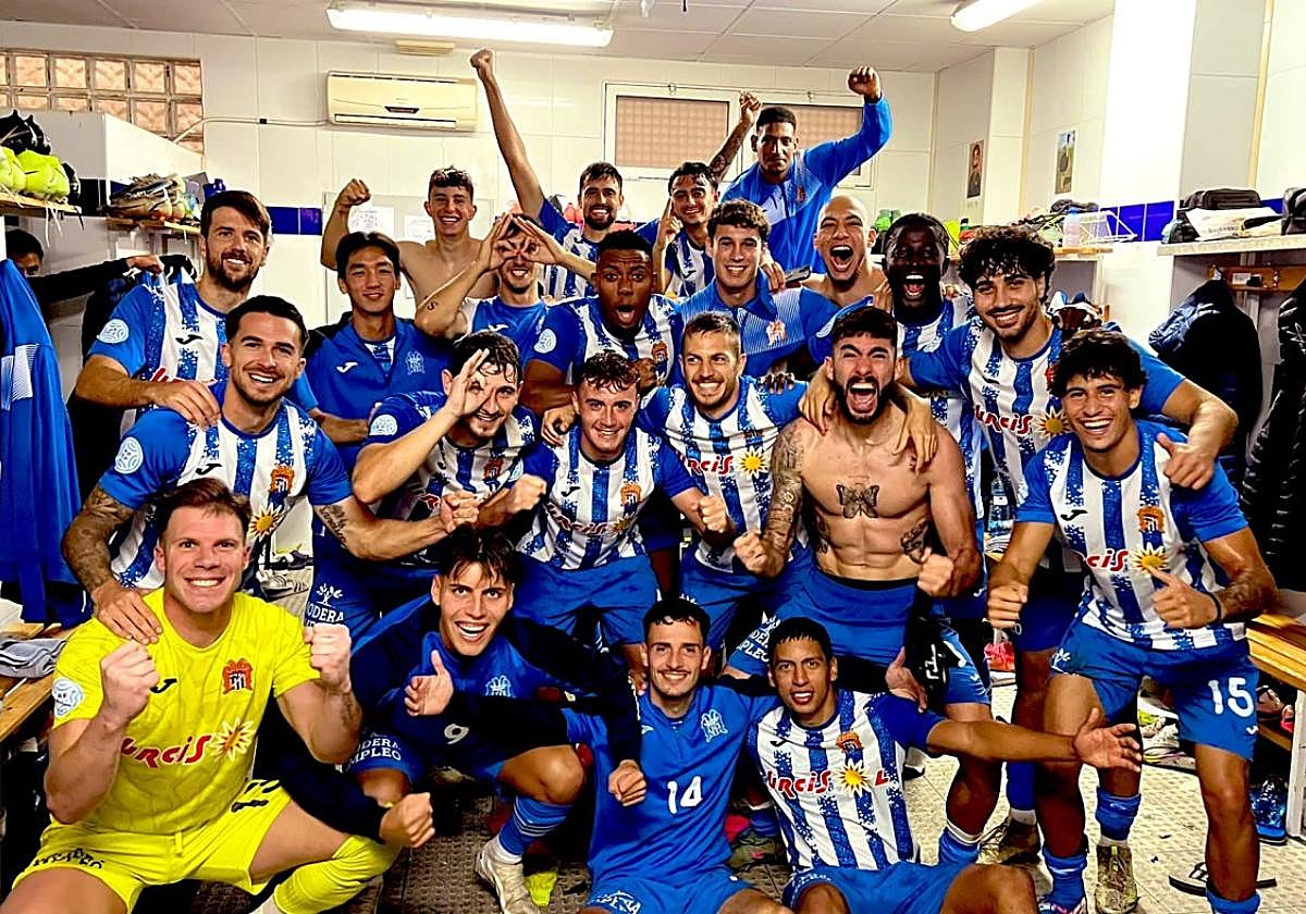 Los jugadores del Águilas celebran la victoria en el vestuario.