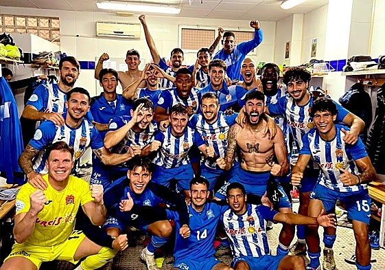 Los jugadores del Águilas celebran la victoria en el vestuario.