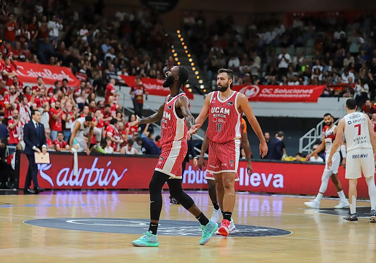 Sant-Roos, con Cate a su espalda, conecta con la grada en el partido contra el Baskonia.