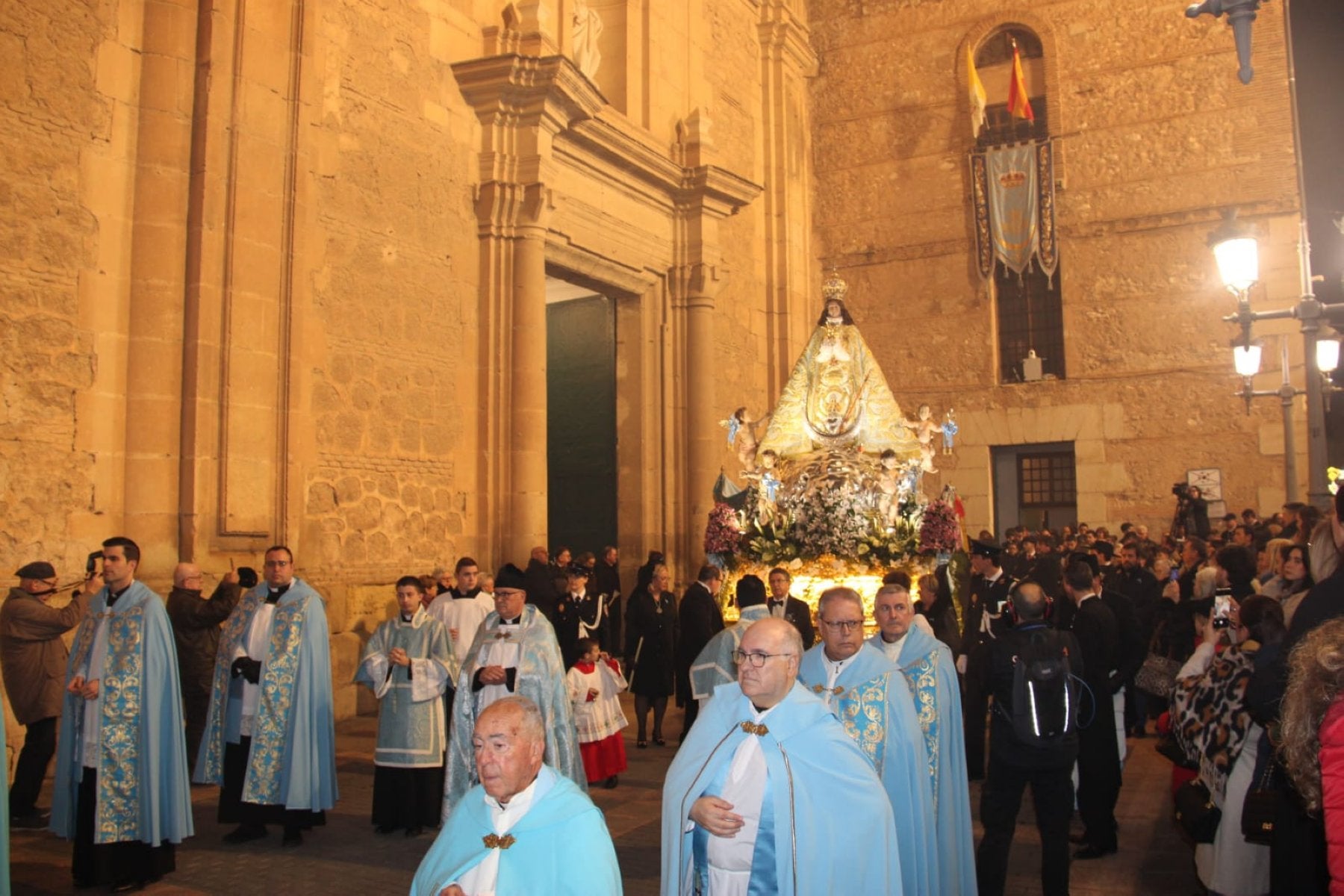 La Virgen del Castillo sale de la Basílica para comenzar el recorrido.