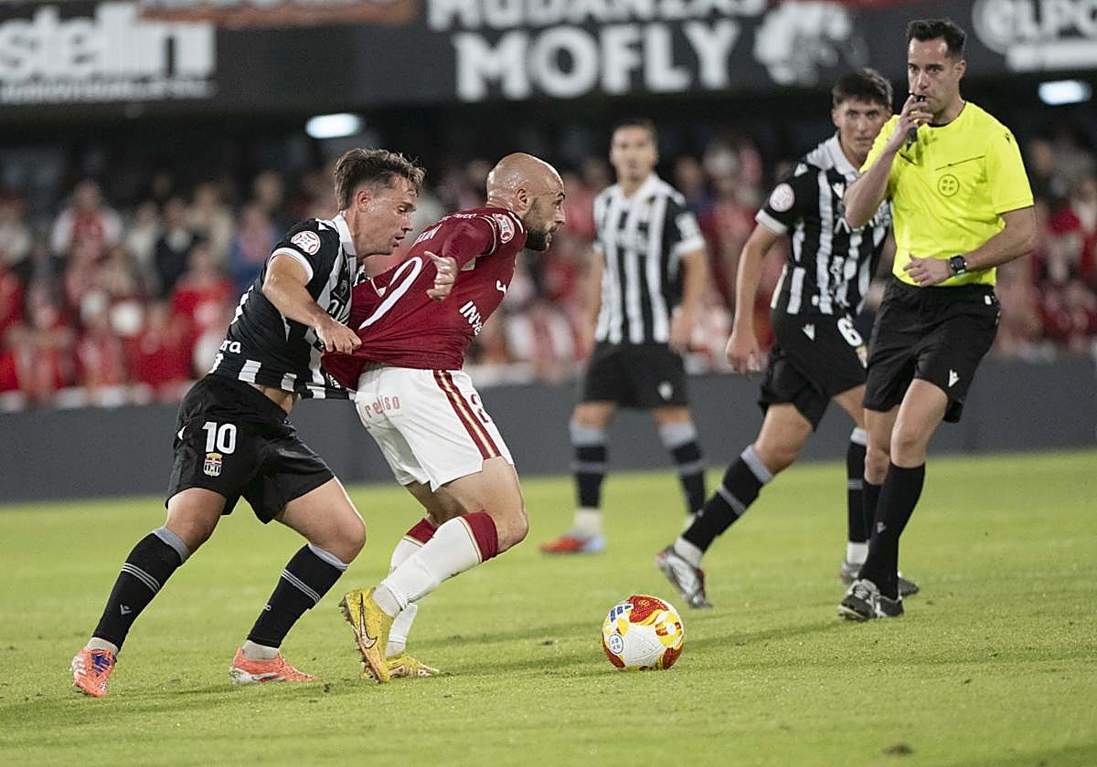 Pablo Larrea, jugador del FC Cartagena, agarra a Ekain, del Real Murcia.