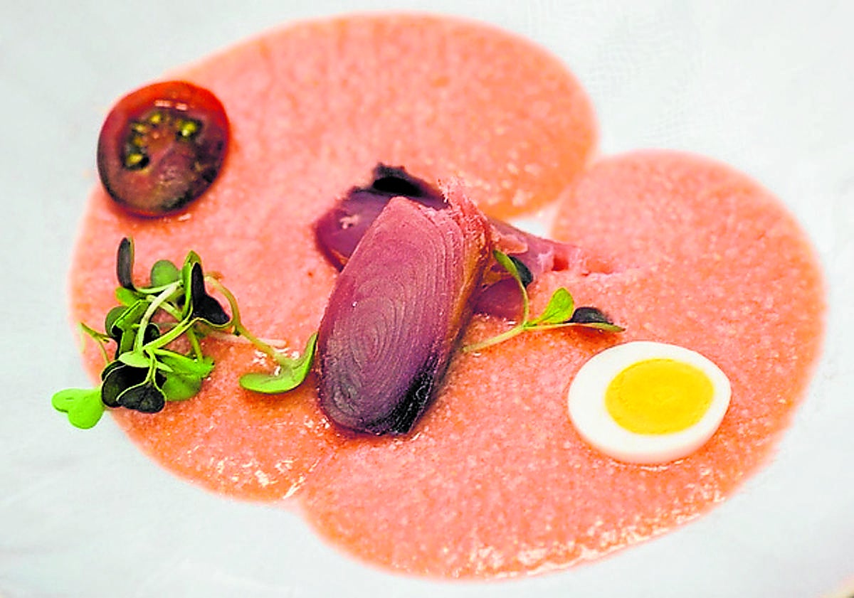 Imagen principal - Arriba: Salmorejo con bonito en salazón y tomate rojo de Mazarrón. Abajo: Cóctel con flor de azahar y asiático con licor de paparajote. 