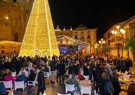 Vecinos disfrutando del tardeo en Nochevieja en la plaza de España, en una imagen de archivo.