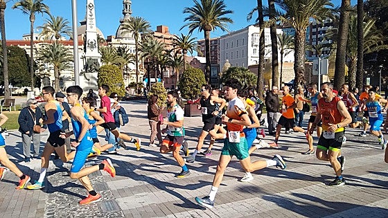 Víctor Requena y Rania Eroussafi ganan la multitudinaria San Silvestre de Cartagena