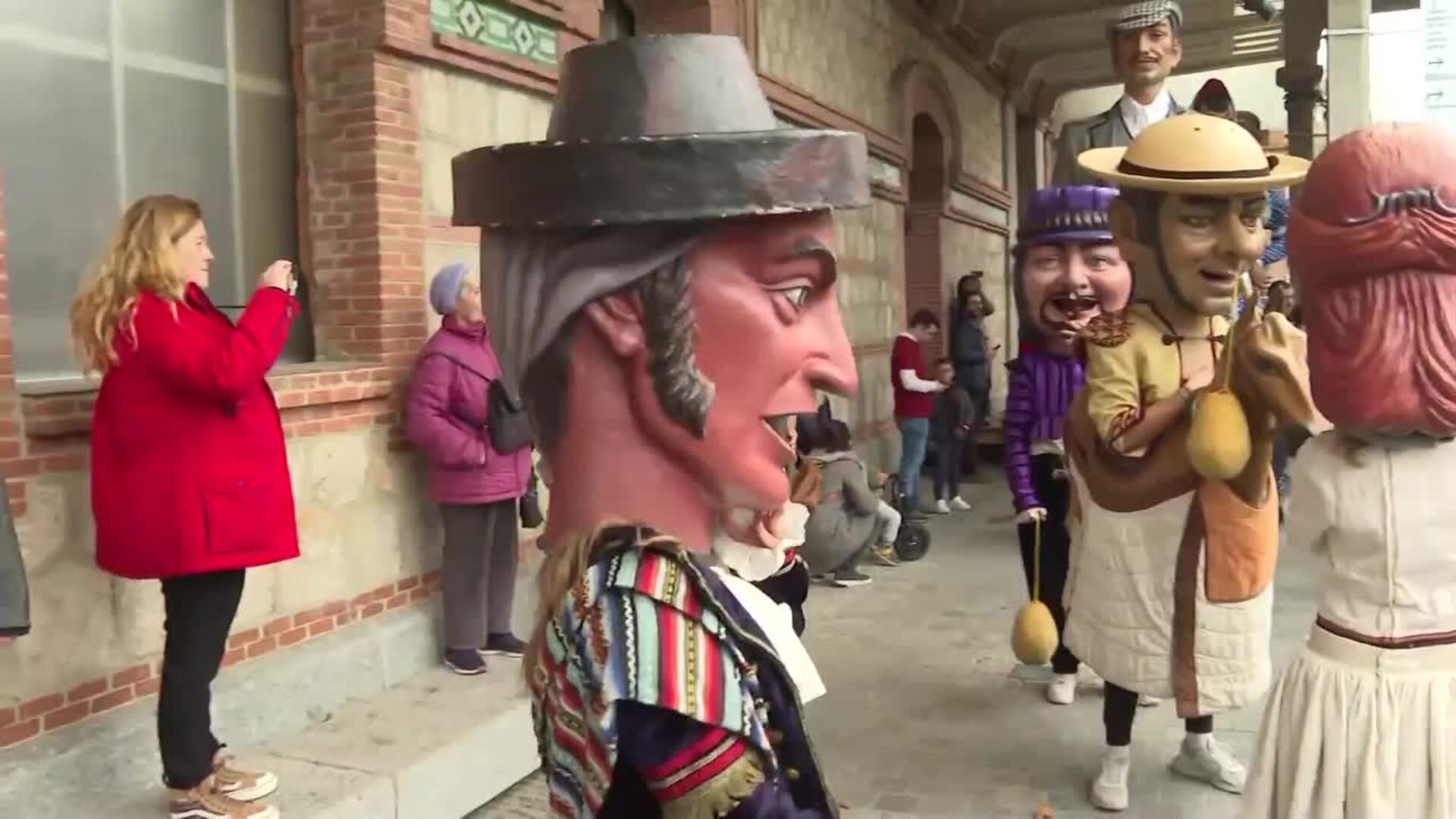 Gigantes y Cabezudos desfilan al ritmo de la música por Carnaval