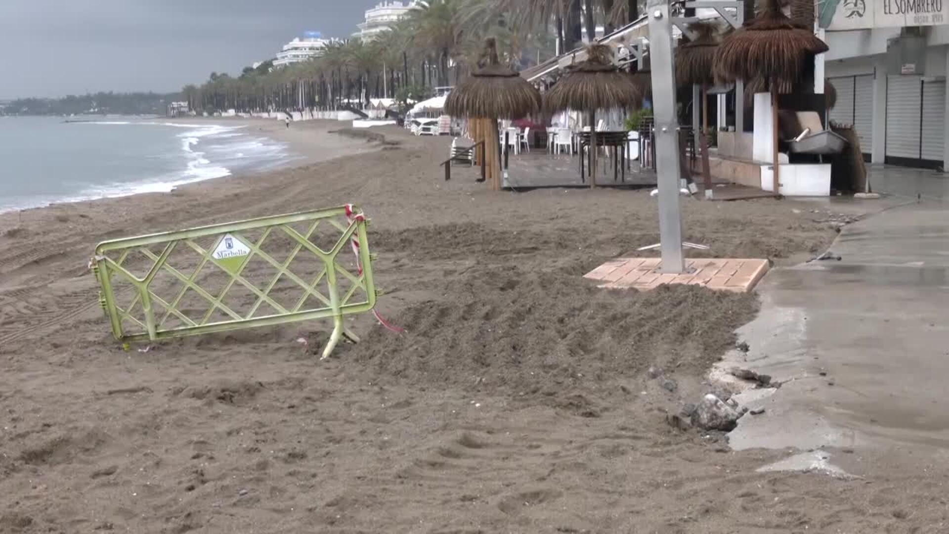 El temporal provoca la pérdida de un 20% de la arena en las playas de Marbella (Málaga)