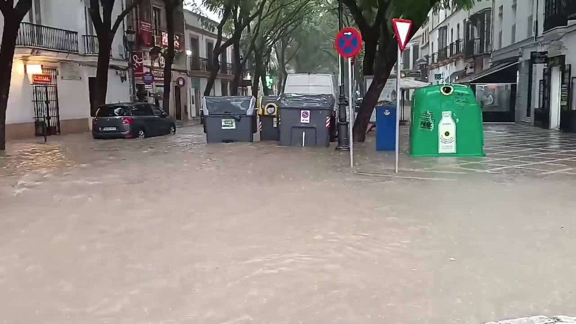 Anegaciones de agua en pleno centro de Jerez (Cádiz)