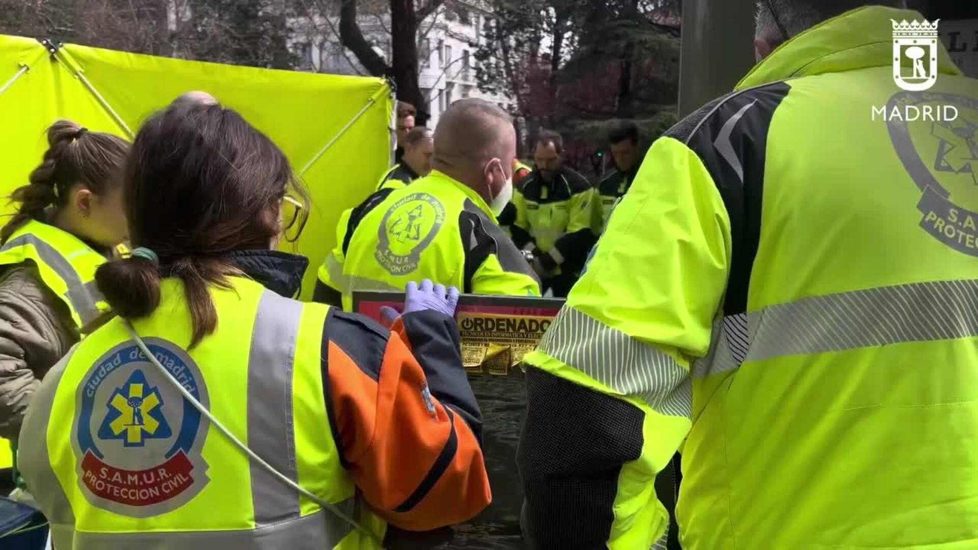 Muere un hombre de una parada cardiaca mientras dormía en un contenedor de ropa en Madrid