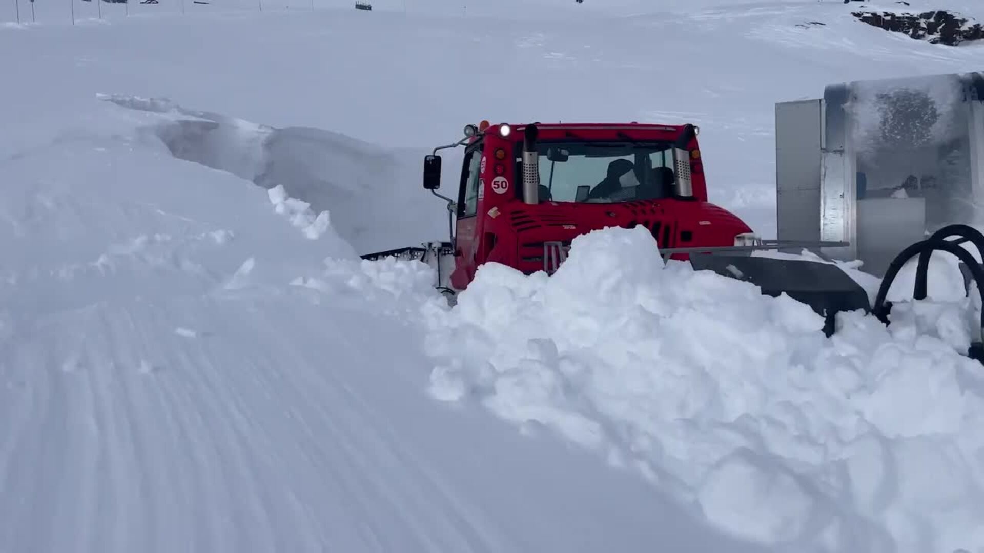 Sierra Nevada amanece con remontes enterrados por la acumulación de nieve