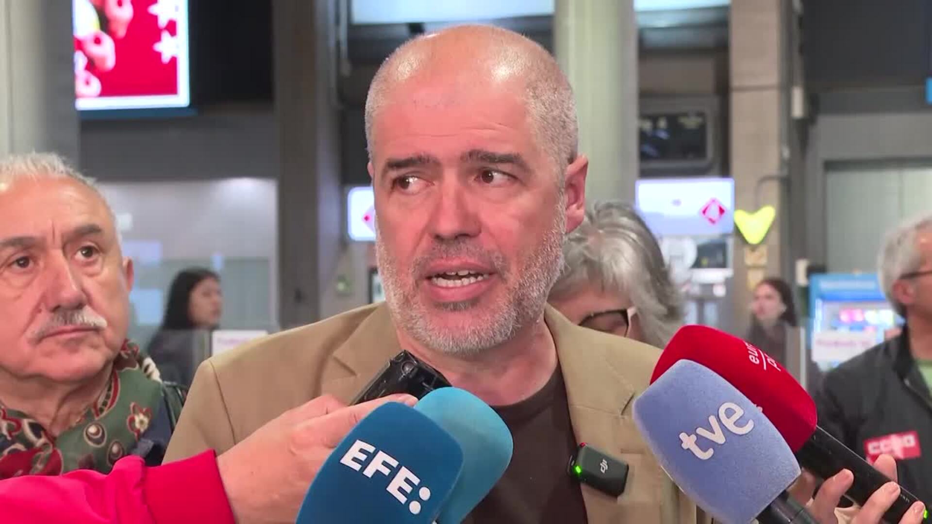 CCOO y UGT reparten octavillas en Atocha animando a una "masiva" participación el 1 de mayo
