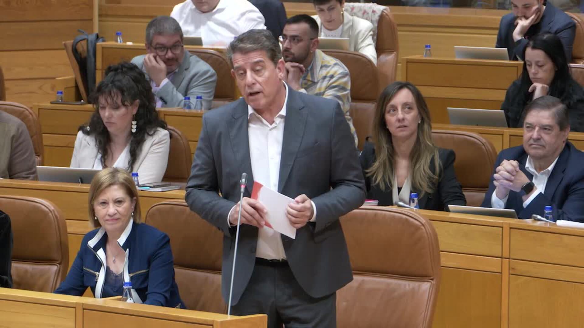 Rueda ofrece a la oposición un pacto por el empleo tras reprocharle Besteiro estar "ausente"