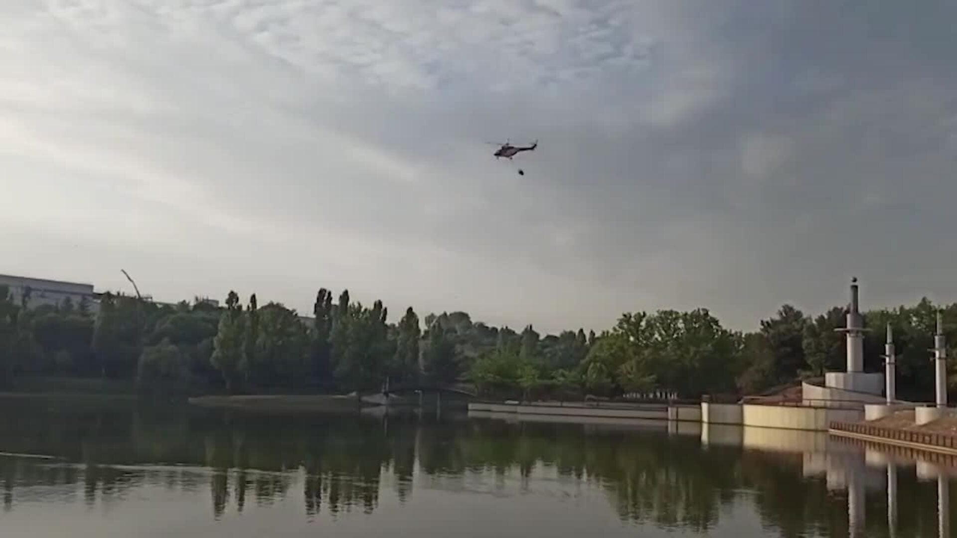Continúan los trabajos de extinción del incendio desatado en Tres Cantos (Madrid)