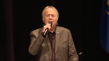 Serrat interpreta la canción 'Padre' en San Fernando (Cádiz) La