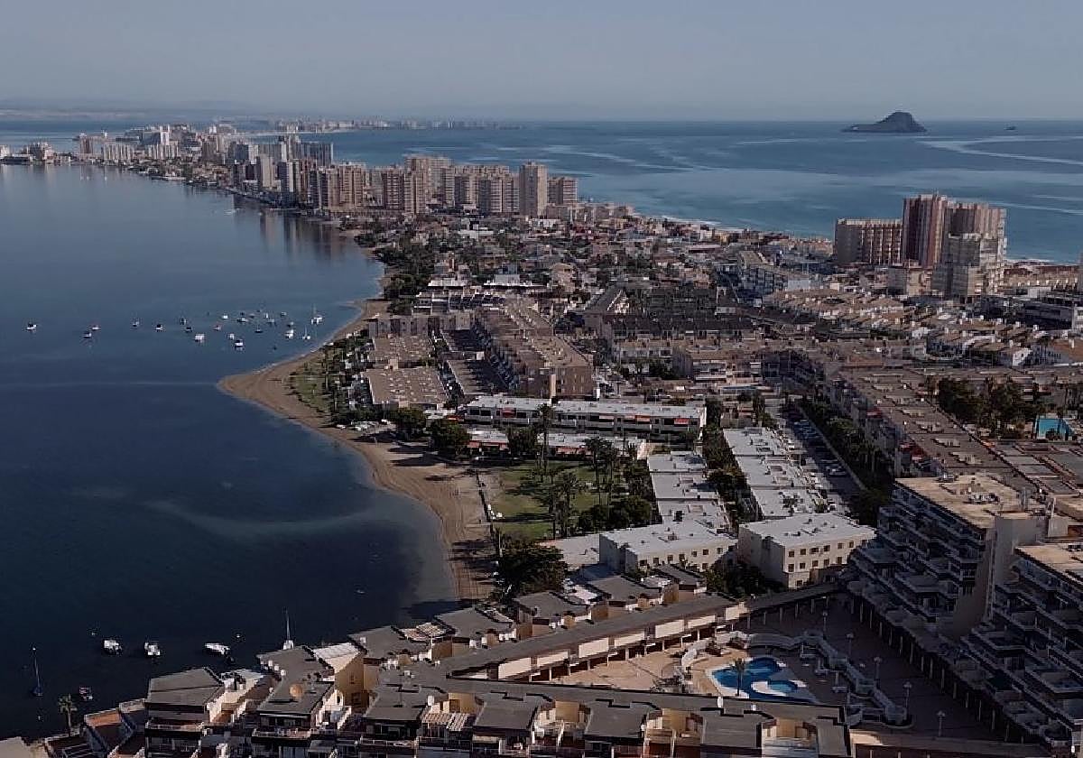 Vista aérea de La Manga, con el Mar Menor a la izquierda.