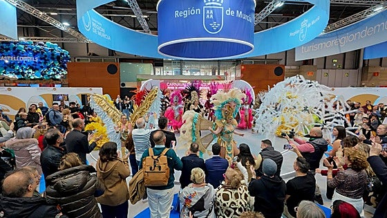 El Carnaval de Águilas llena Fitur de colorido y alegría