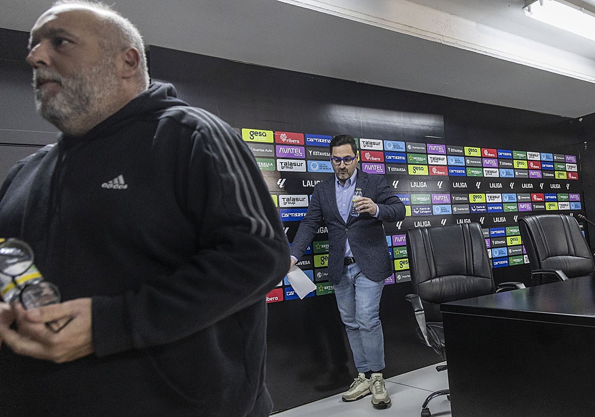 Breis y Belmonte abandonan la sala de prensa del estadio Cartagonova en febrero de 2025.