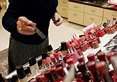 Despedida por robar perfumes y hacer vales falsos en la tienda en la que trabajaba