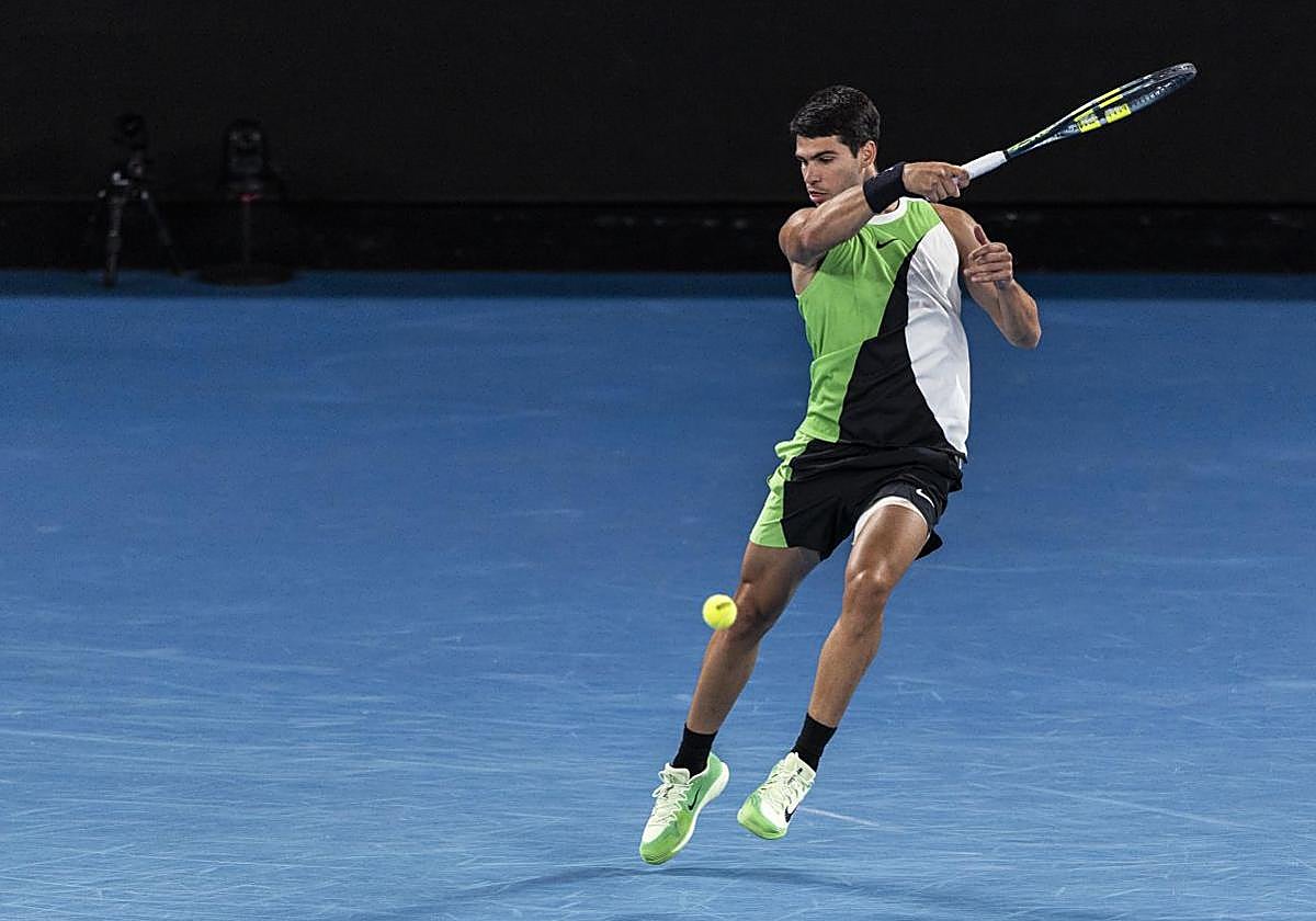 Carlos Alcaraz golpea de derecha, este domingo en la final del Open de Australia contra Djokovic.