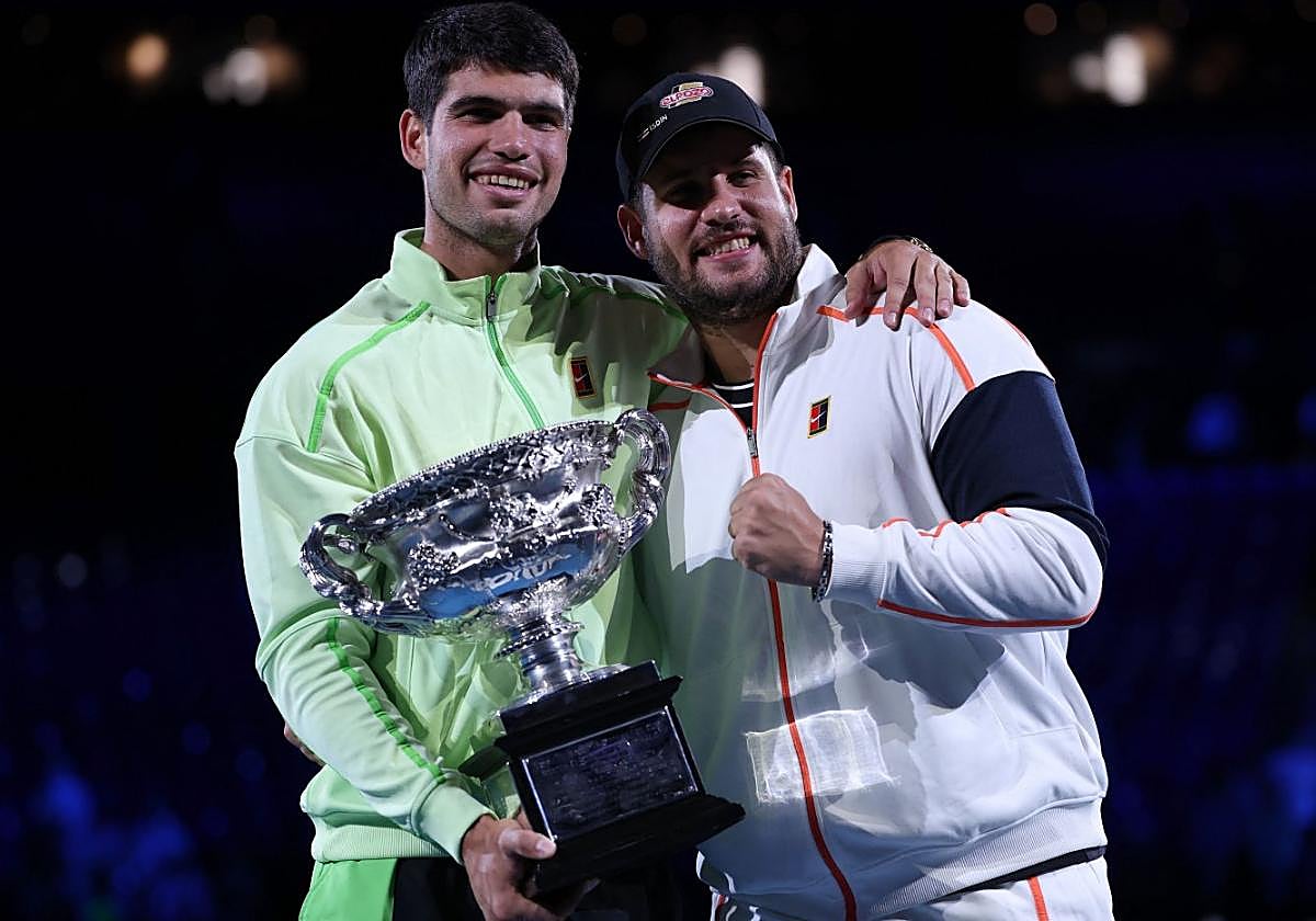 Carlos Alcaraz posa con su hermano Álvaro tras la final del domingo ante Djokovic en Melbourne.