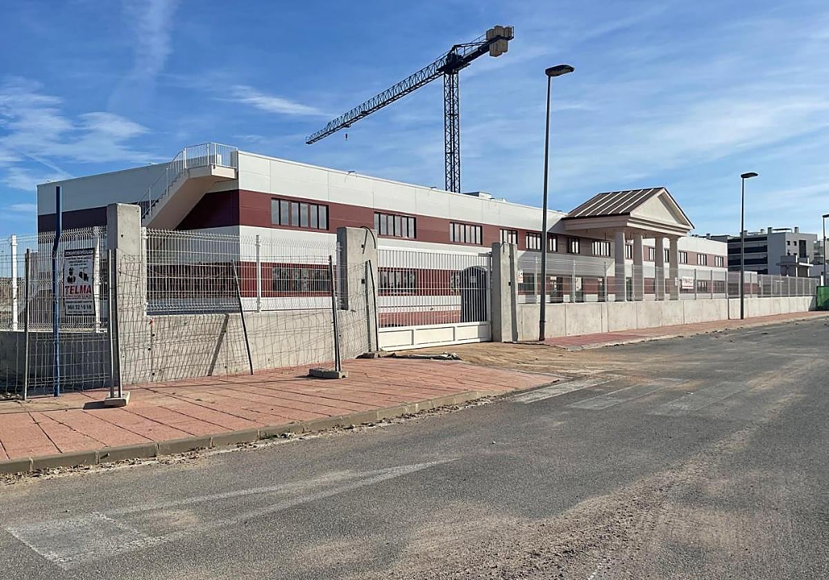 Vista del futuro colegio, donde aún queda una grúa, en la urbanización Euro Roda, que linda con Los Narejos.
