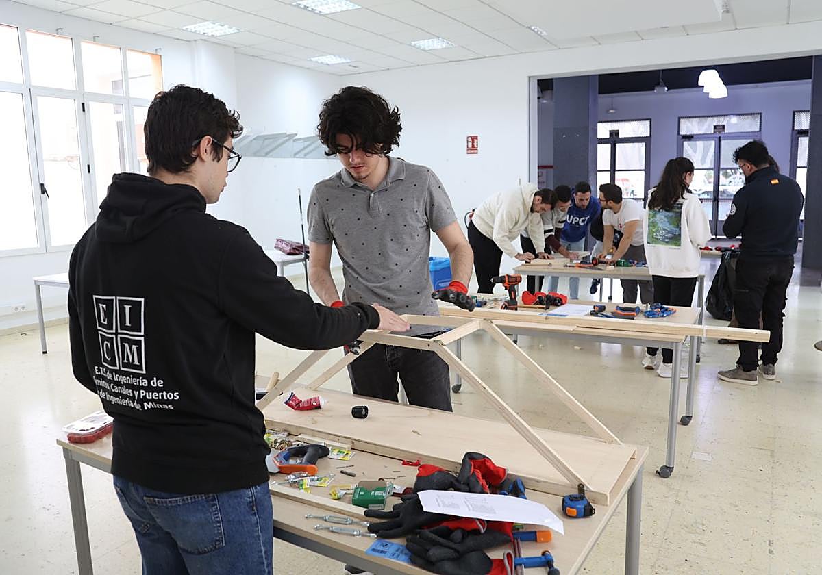 Medio centenar de alumnos de la UPCT compiten para construir el mejor ...