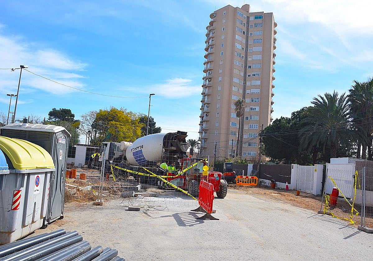 Las máquinas excavadoras trabajan en las obras en la calle Ronda Poniente, en San Javier.