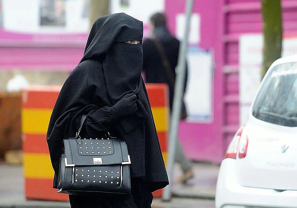 Imagen de archivo de una mujer con niqab.
