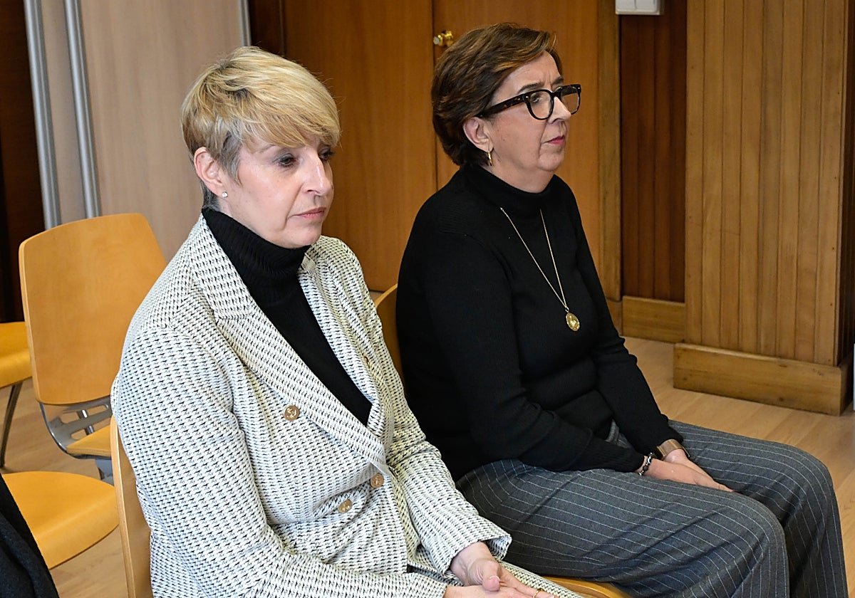 Consuelo Rosauro y María Dolores Vicente durante el juicio en la Audiencia Provincial de Murcia, este jueves.