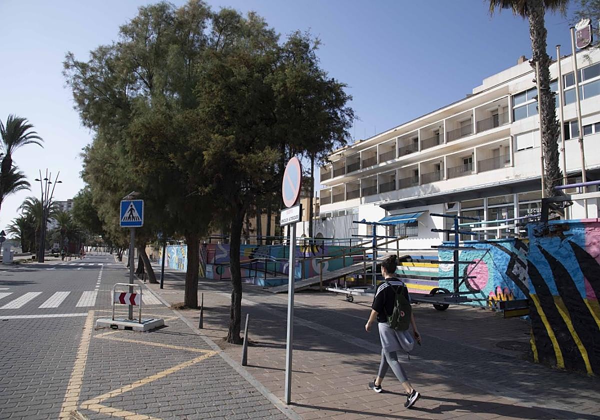 Edificio del antiguo Hotel Los Arcos, en primera línea de playa en Santiago de la Ribera.
