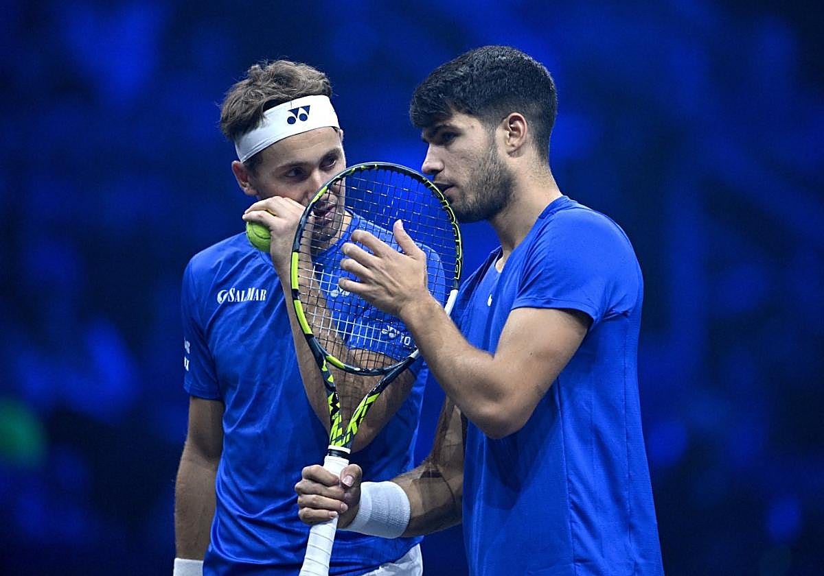 Casper Ruud y Carlos Alcaraz, juntos durante un partido de dobles en la Laver Cup 2024.