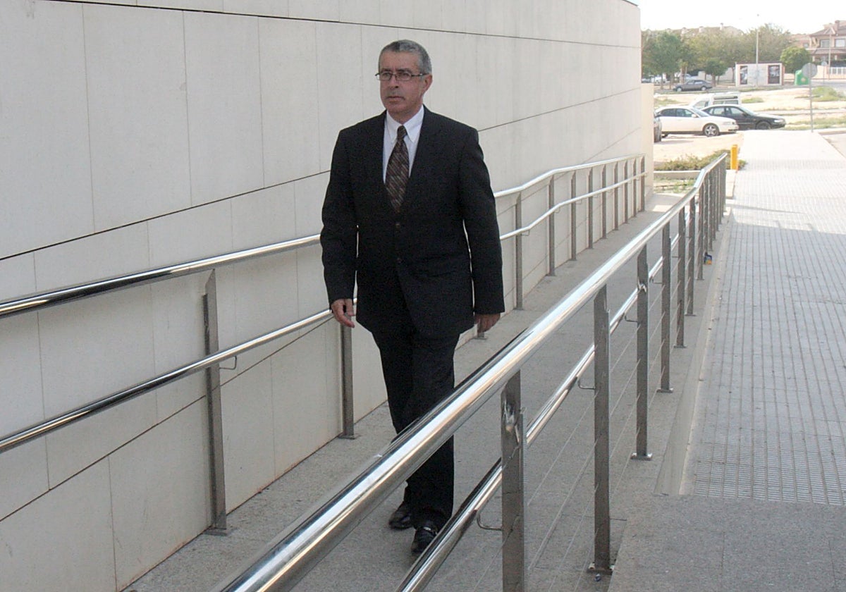 El exalcalde de San Javier José Hernández llegando a los juzgados en una comparecencia de 2009.