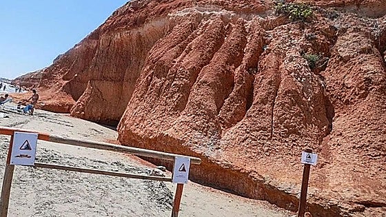 Un hombre de 28 años muere al caer por un acantilado de Mil Palmeras cuando intentaba recoger sus gafas