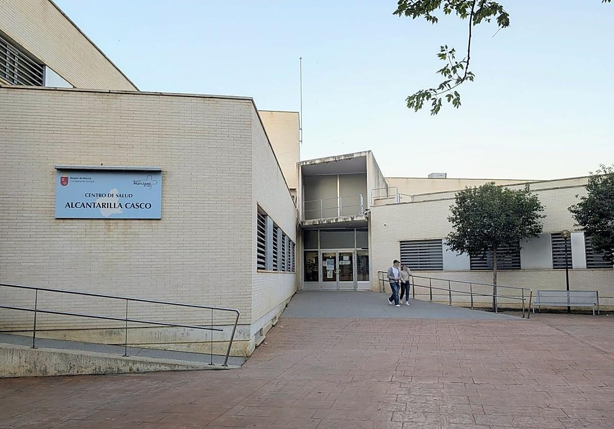 Dos usuarios, ayer en el Centro de Salud Alcantarilla Casco, que incluye el servicio de Salud Mental.