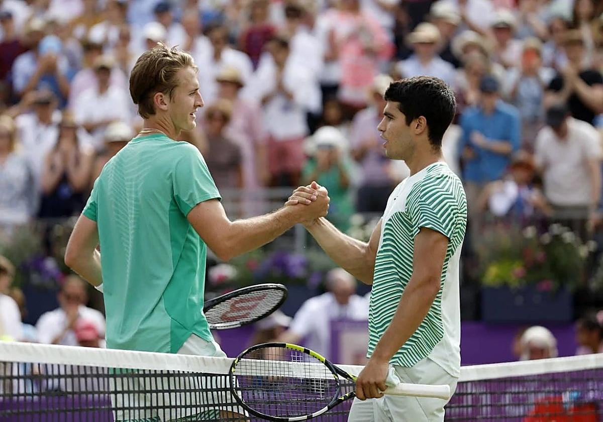 Korda y Alcaraz se saludan tras su duelo en Queen's en 2023.