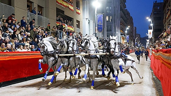 Blancos y azules: lujo y poderío en la carrera en Lorca