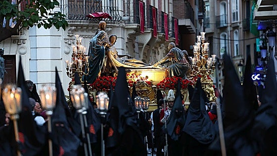 Misericordia, Servitas y Sepulcro campean en una noche despejada en Murcia