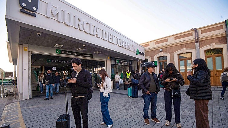 Renfe programa dos trenes especiales nocturnos entre Murcia y Orihuela para asistir al desfile del Entierro de la Sardina