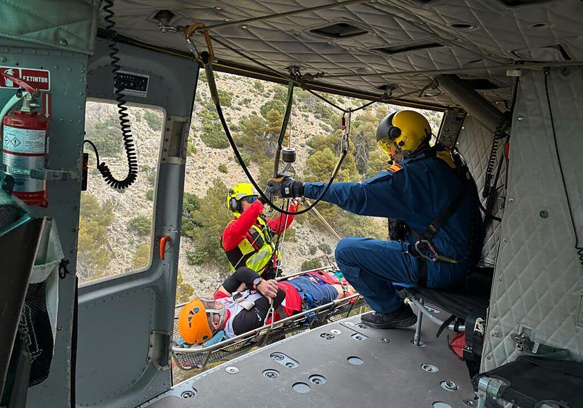 Rescatan en helicóptero a un senderista herido cuando realizaba una ...