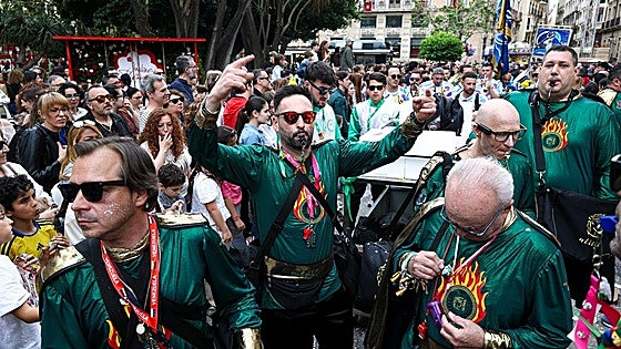 El desfile de Doña Sardina truena por las calles de Murcia bajo un cielo nublado