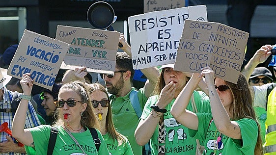 Los docentes de la Comunidad Valenciana, en pie de guerra: qué diferencias hay con los maestros y profesores de la Región de Murcia