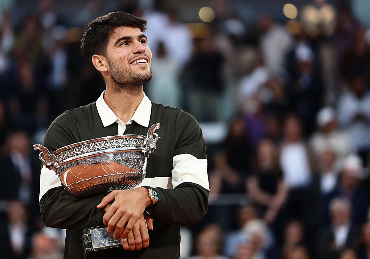 Carlos Alcaraz, con su trofeo de Roland Garros.