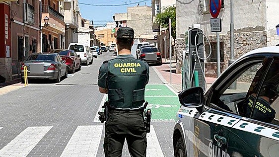 Rescatan a una joven de un incendio en su domicilio en Fortuna