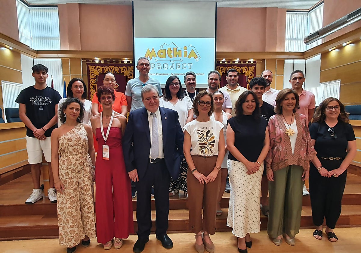La concejala de educación, María Hernández, acompañada por representantes del colegio Vicente Medina y de la Universidad de Murcia