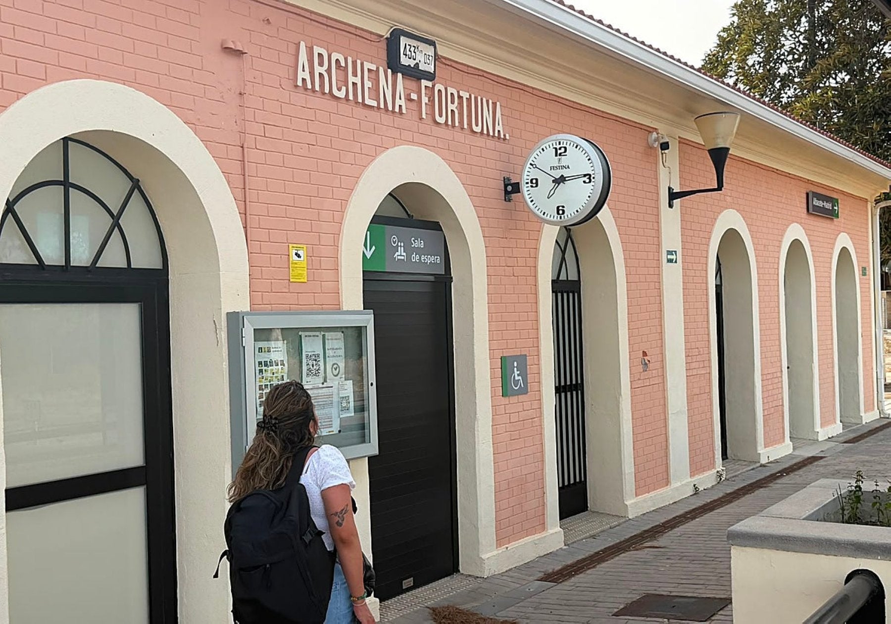 Una joven se apresura para coger el tren esta semana en la estación de Archena-Fortuna