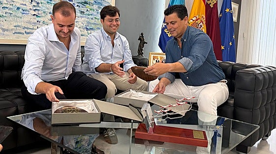El alcalde de San Javier recibe a dos nuevos jóvenes notarios
