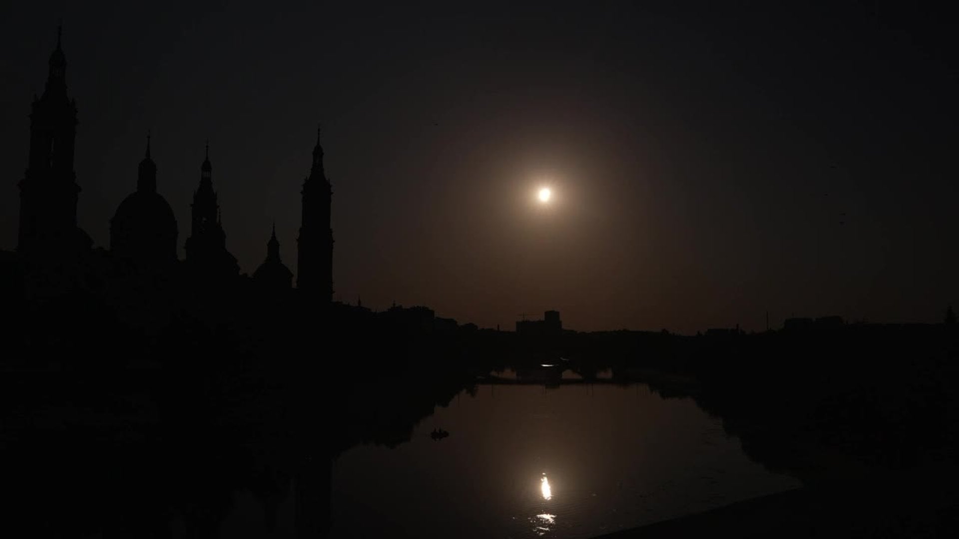 Así se ha visto el eclipse total de sol junto a la Basílica del Pilar (Zaragoza)
