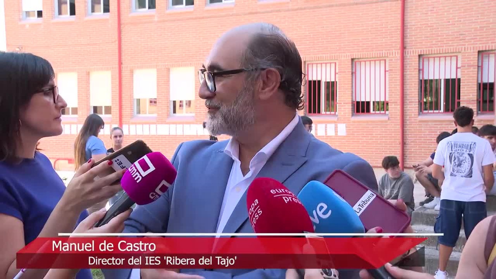Alumnos del IES 'Ribera del Tajo' de Talavera reciben a la reina con vítores